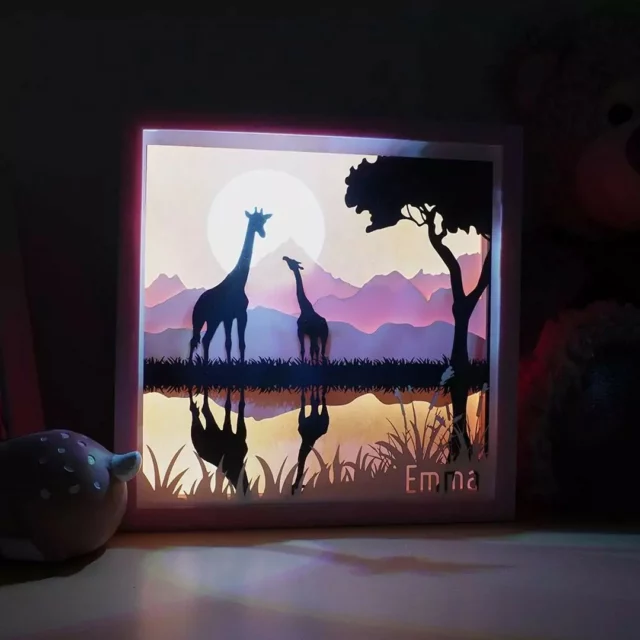 Voici ma 1ere création d'une #veilleuse pour la petite Emma à l'atelier.
Paysage de la savane avec une maman Girafe et son bébé. 😍

#lightbox #shadowbox #createur #calvados