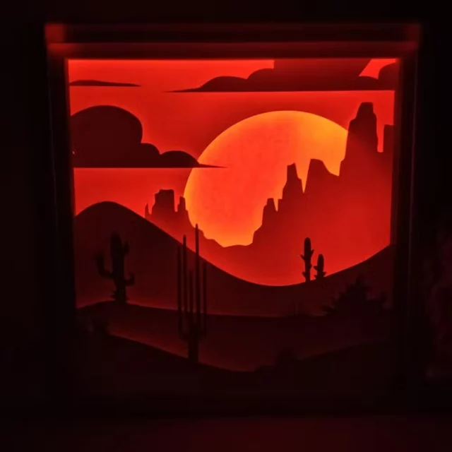 🤠🌵 Embarquez pour le Far West avec notre veilleuse Western ! 🌅

Direction le désert et les grands espaces avec cette veilleuse inspirée de l’univers du Far West ! Avec ses silhouettes de cactus, des montagnes et un beau soleil rouge, elle apporte une ambiance chaleureuse et apaisante, parfaite pour les petits aventuriers en herbe. 🧸🌙

🌟 Caractéristiques :

  Design en papier et bois aux détails authentiques
  Décor immersif de désert western : cactus, chevaux et ciel étoilé 🌵🐴
 Lumière douce idéale pour des nuits pleines de rêves et d’évasion
  Une touche d'originalité qui donnera du caractère à la chambre

Pour des nuits empreintes de magie et d’aventures sous les étoiles ! ✨🌌

#VeilleuseWestern #DécorFarWest #ChambreEnfant #AmbianceDésert #DouceurNocturne #NuitsApaisantes #CadeauEnfant
