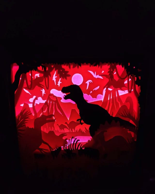 Voici une belle #veilleuse sur le thème des #dinosaurs pour un grand fan des grosses bêtes 🤩

Toujours fait dans mon atelier en #Normandie avec amour pour le plaisir de créer des produits à 70% recyclage et ecoresponsable dans le choix des matières premières.